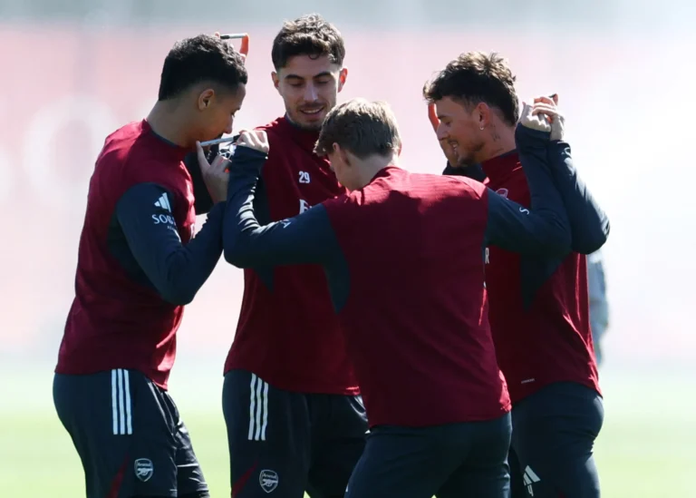 Partida de futebol entre Sporting e Arsenal na Liga dos Campeões