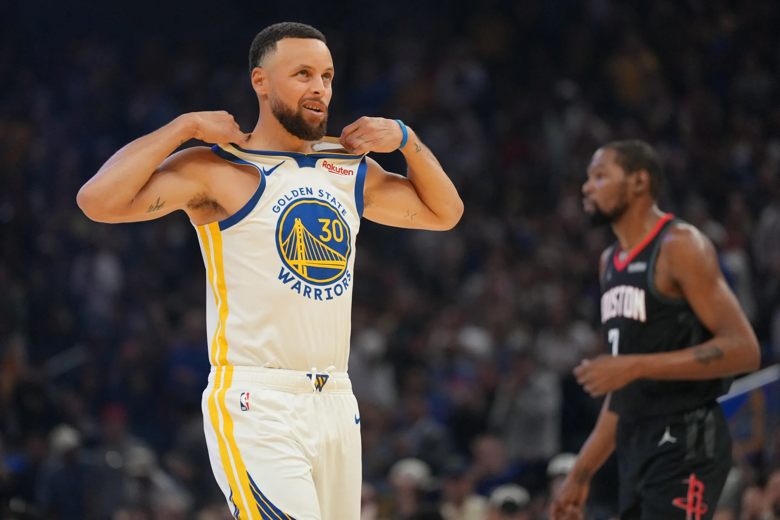 Stephen Curry jogando basquete pelos Warriors após lesão