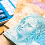 Pessoa segurando dinheiro, simbolizando o mínimo existencial garantido pelo STF