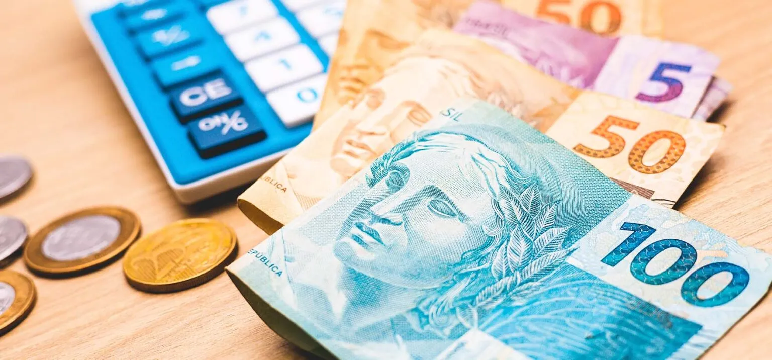 Pessoa segurando dinheiro, simbolizando o mínimo existencial garantido pelo STF