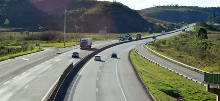 Praça de pedágio moderna na BR-040 com carros passando, vista de cima