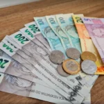 Gavel e documentos legais representando o julgamento do mínimo existencial pelo STF