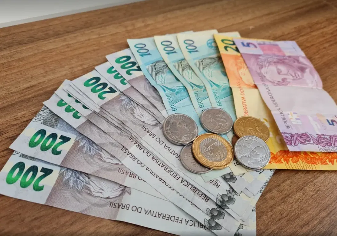 Gavel e documentos legais representando o julgamento do mínimo existencial pelo STF