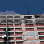 Skyline de São Paulo com prédios em construção e guindastes, representando o avanço das novas obras na capital.