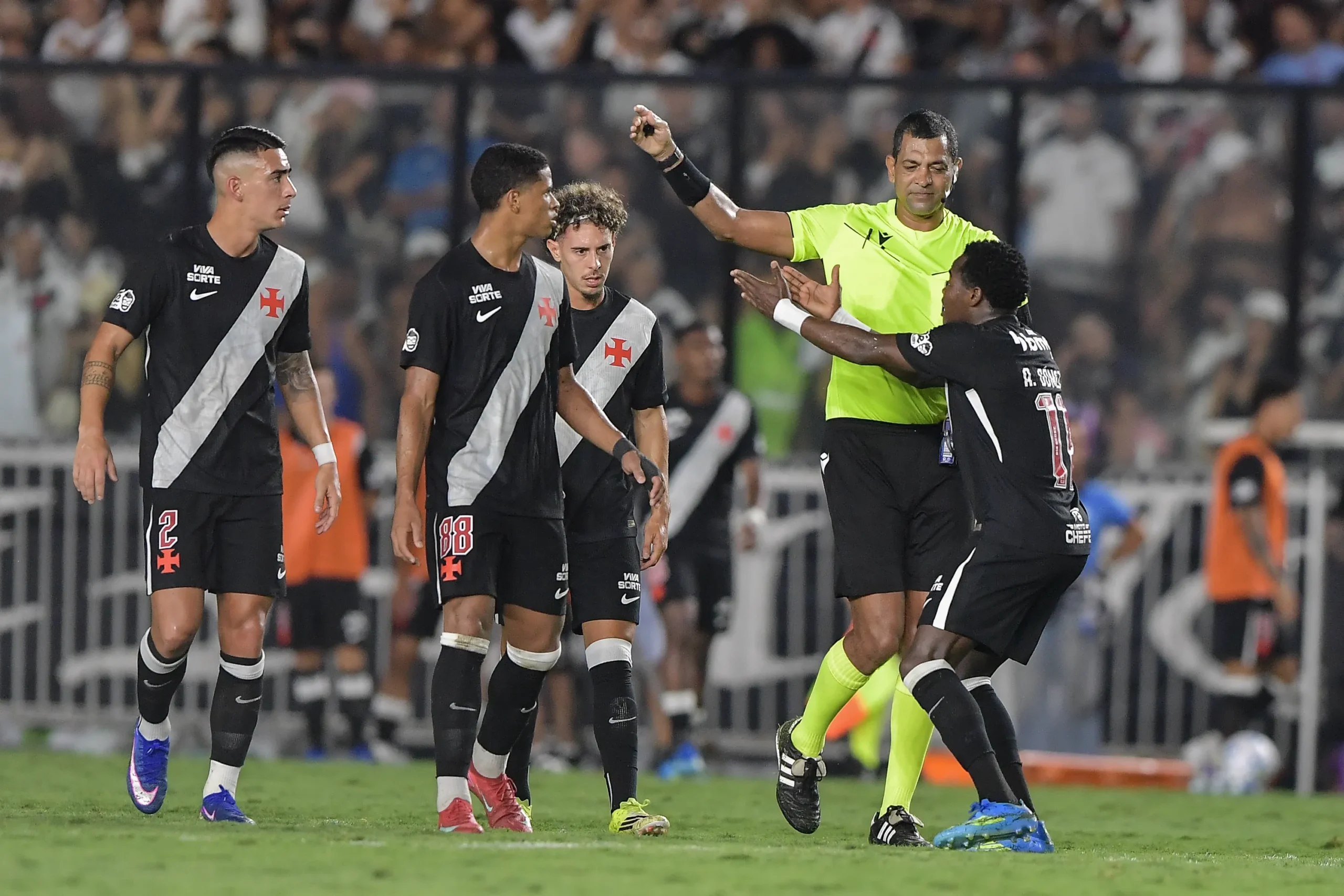 Câmera do VAR danificada em São Januário, absolvição do Vasco pelo STJD