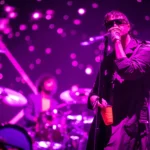 The Strokes protestando no Coachella contra EUA e Israel com mensagens no telão