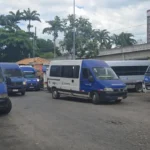 Van lotada e fila de espera no transporte público de Campos