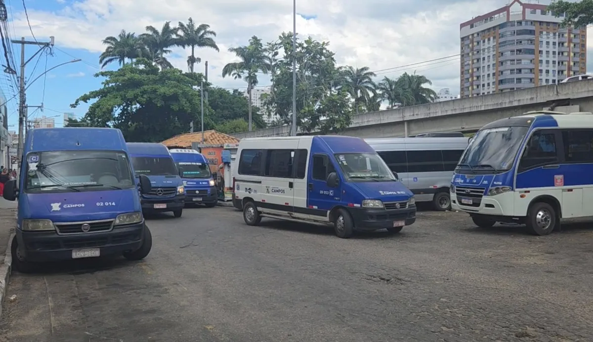 Van lotada e fila de espera no transporte público de Campos