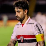 Patrick Brey com braçadeira de capitão do Botafogo-SP durante partida