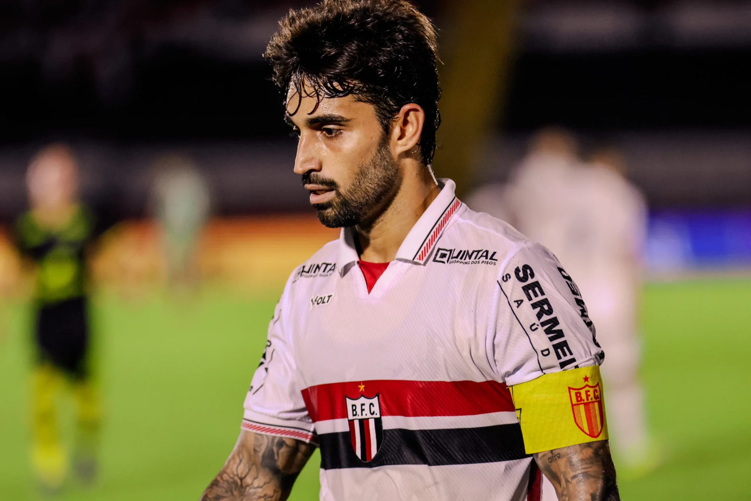 Patrick Brey com braçadeira de capitão do Botafogo-SP durante partida