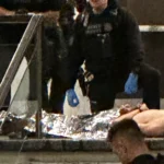 Donald Trump sendo evacuado por agentes do Serviço Secreto após ataque em jantar de correspondentes nos EUA