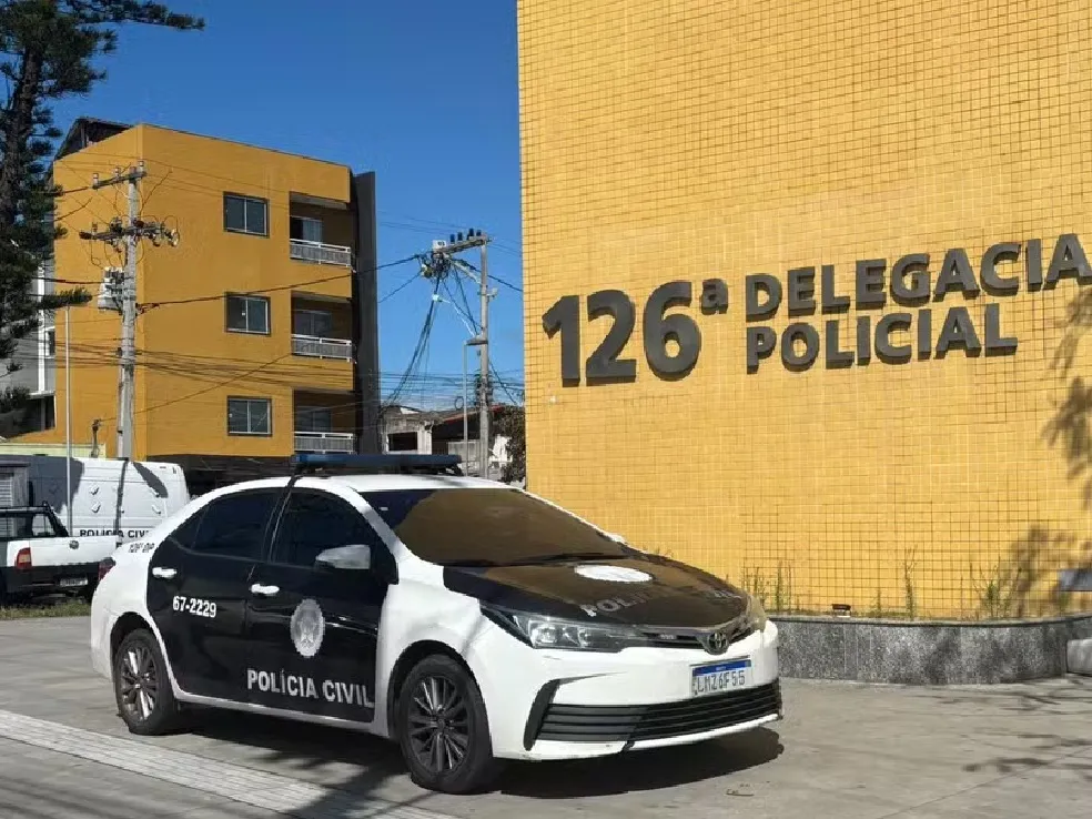 Carro de polícia com luzes acesas em rua escura de Cabo Frio, cena de crime