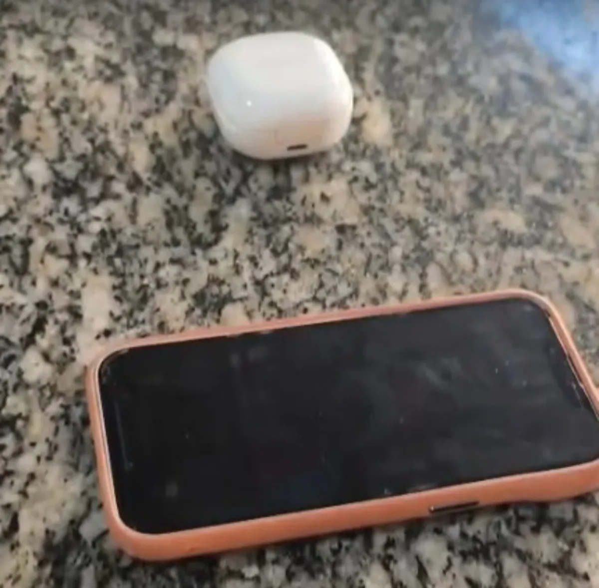 Policial investigando moto com defeito e sacola com drogas e fones, cenário de prisão por tráfico em Piraí.