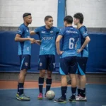Jogadores de futsal Taboão e Itaquá em disputa de bola na Copa da LPF Sub-20