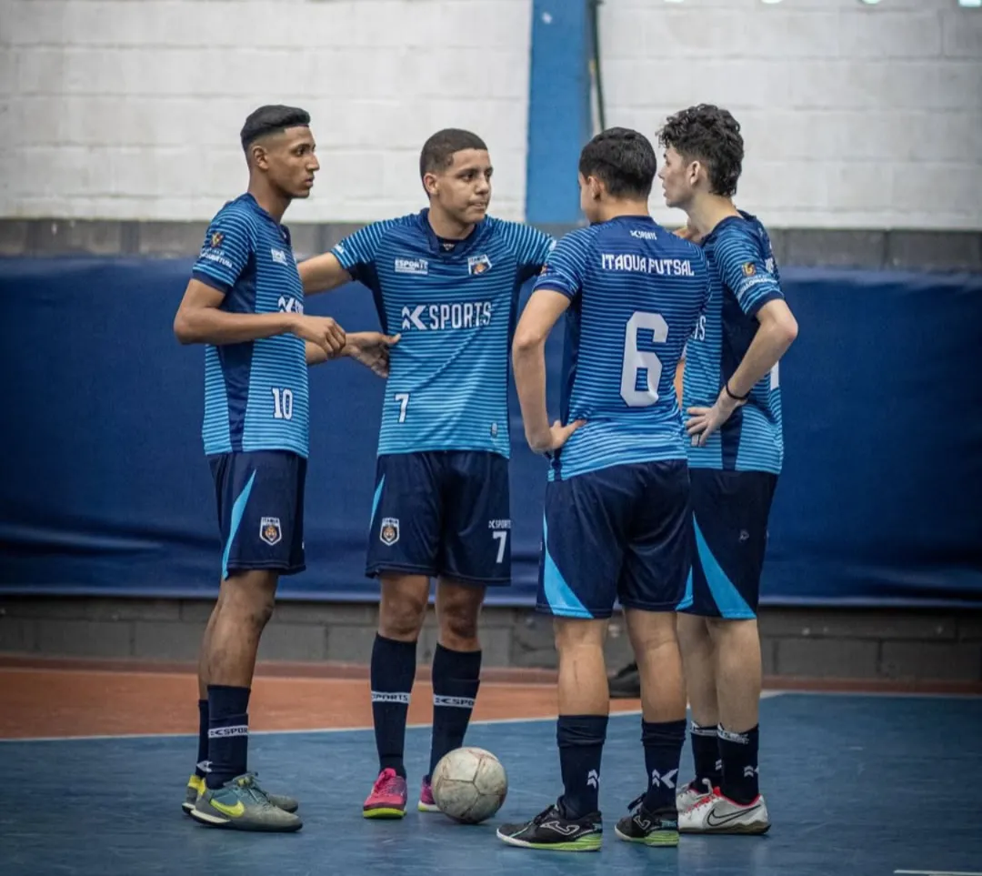 Jogadores de futsal Taboão e Itaquá em disputa de bola na Copa da LPF Sub-20