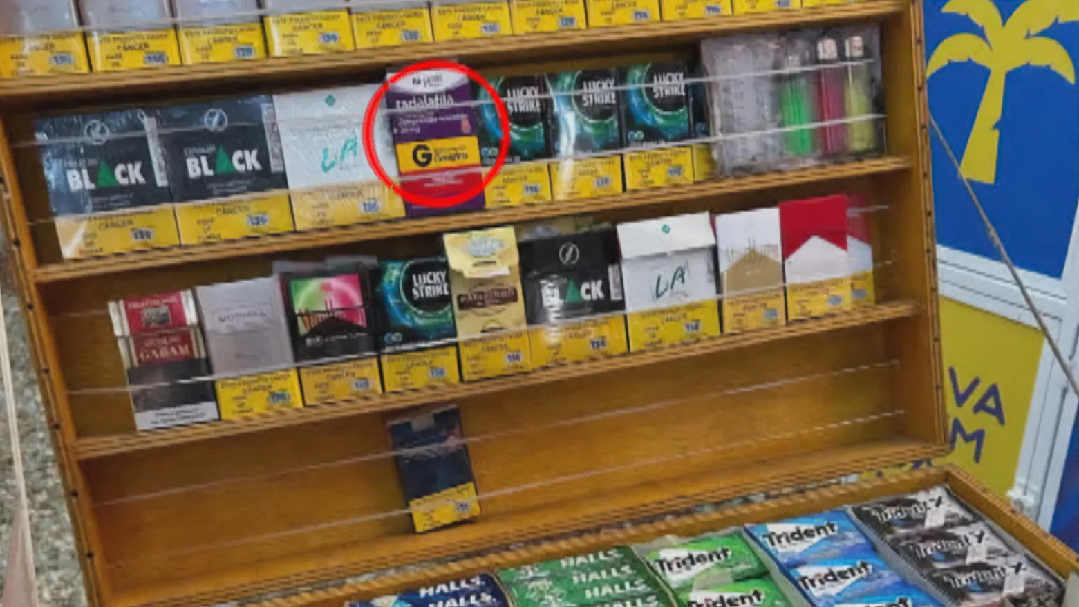 Homem vendendo Tadalafila ilegalmente na Lapa, Rio de Janeiro