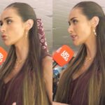 Tainá Militão grávida em evento de moda falando sobre Éder Militão convocação