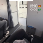 Influenciadora Tainá Militão sorrindo durante coleta de sangue para sexagem fetal em sua casa, com profissional de saúde.