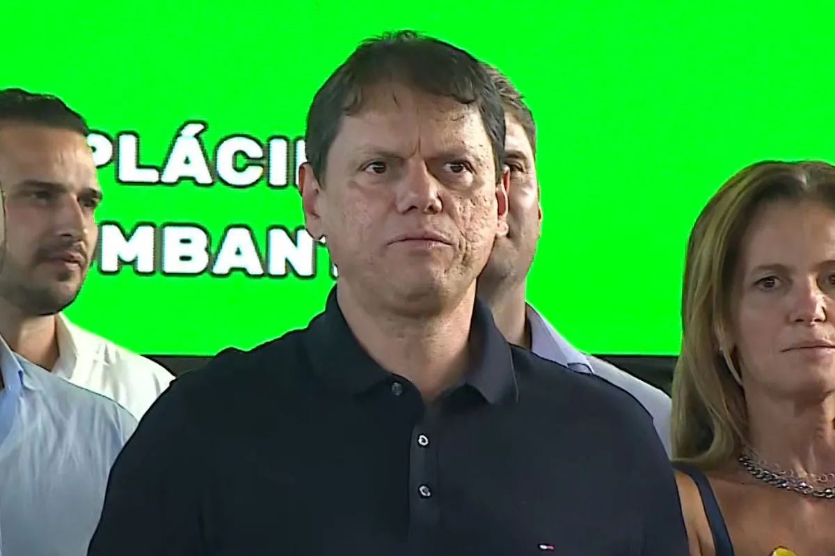 Tarcísio de Freitas e André do Prado conversando em evento público, com foco nas eleições de 2026 e a possível candidatura de André do Prado ao Senado.