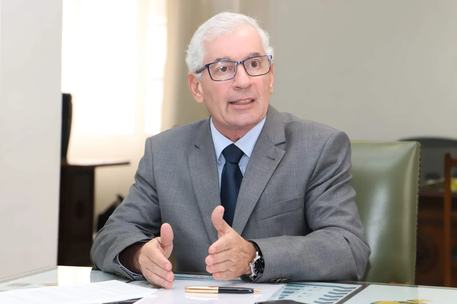 Procurador-Geral de Justiça de São Paulo Paulo Sérgio de Oliveira e Costa em seu gabinete