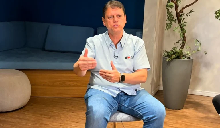 Governador Tarcísio de Freitas em debate sobre o segundo candidato ao Senado em São Paulo