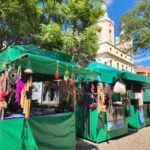 Feira de artesanato em Tatuí com expositores e visitantes, destacando a cultura local e produtos feitos à mão.
