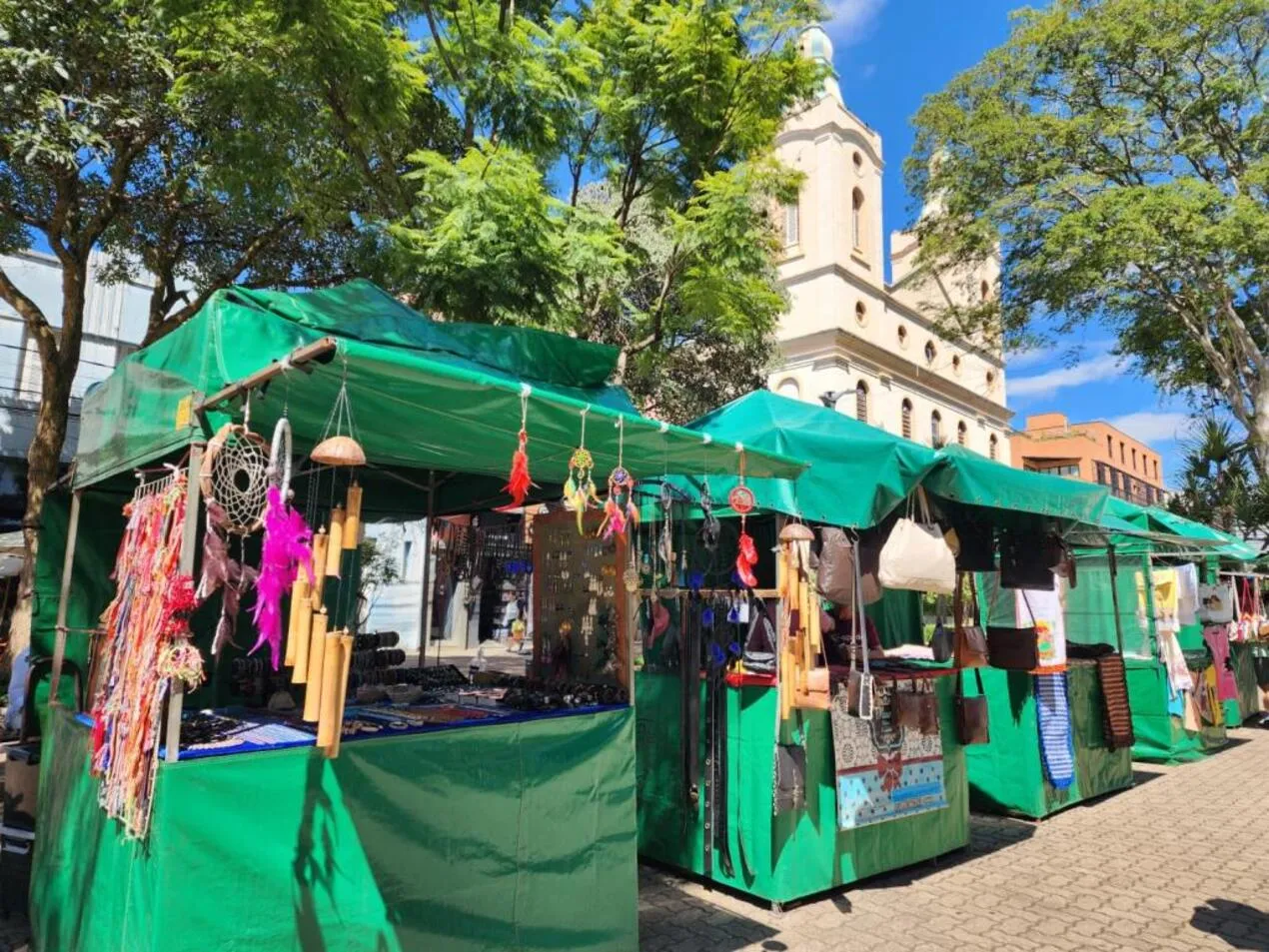 Feira de artesanato em Tatuí com expositores e visitantes, destacando a cultura local e produtos feitos à mão.