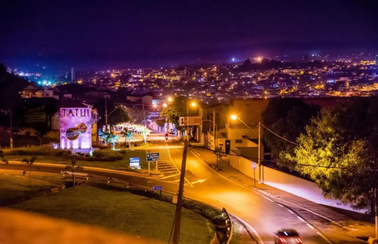 Alunos desenhando e escrevendo em sala de aula para o Concurso Paulo Setúbal