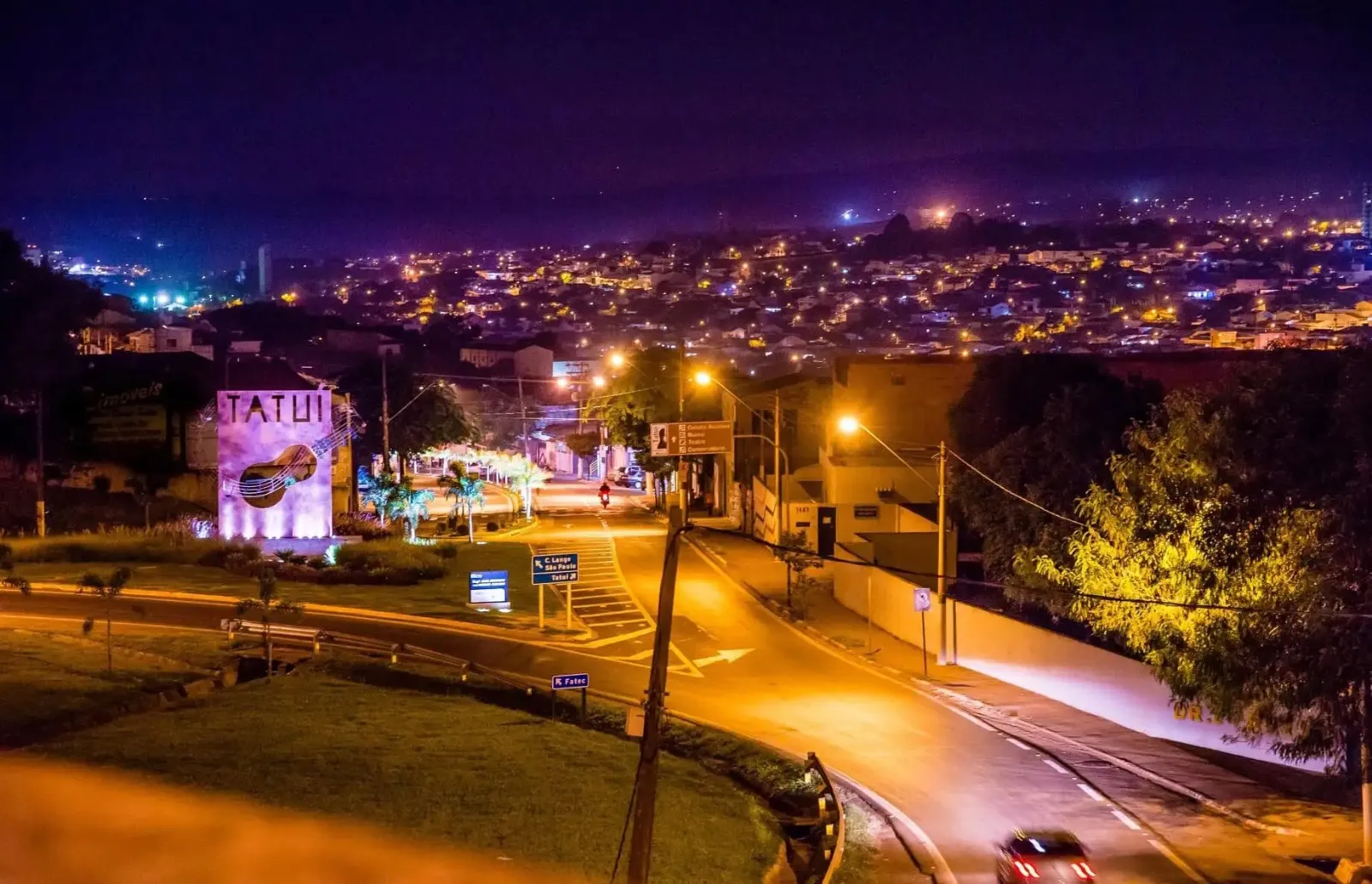 Alunos desenhando e escrevendo em sala de aula para o Concurso Paulo Setúbal
