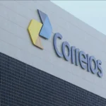 Pacotes internacionais e gráfico de receita em queda, simbolizando a taxa das blusinhas e o impacto nos Correios.