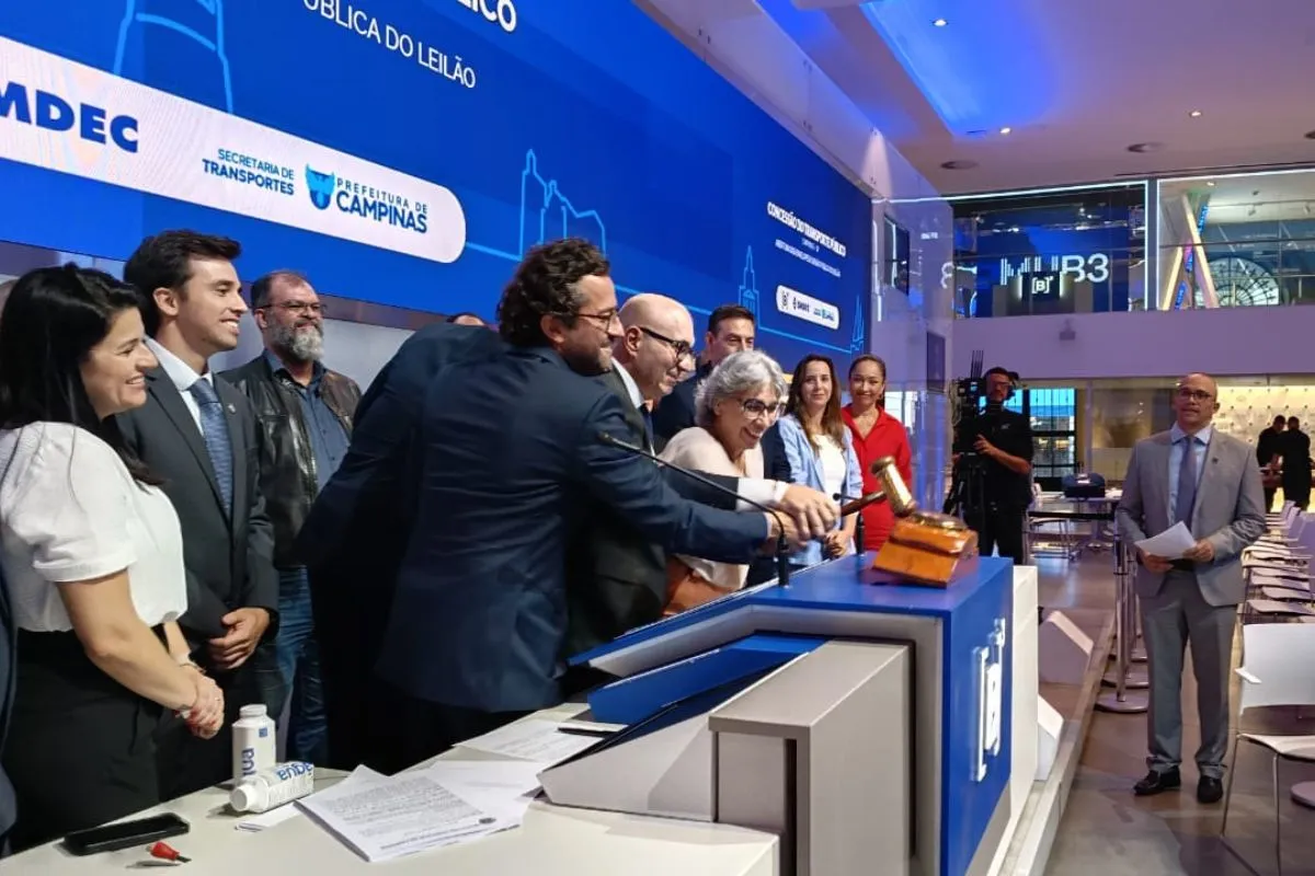 Martelo de juiz simbolizando a suspensão da licitação do transporte público em Campinas pelo TCE.