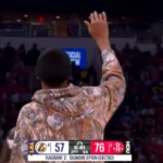 Kevin Durant provoca Deandre Ayton com um 'tchauzinho' no jogo Rockets vs Lakers