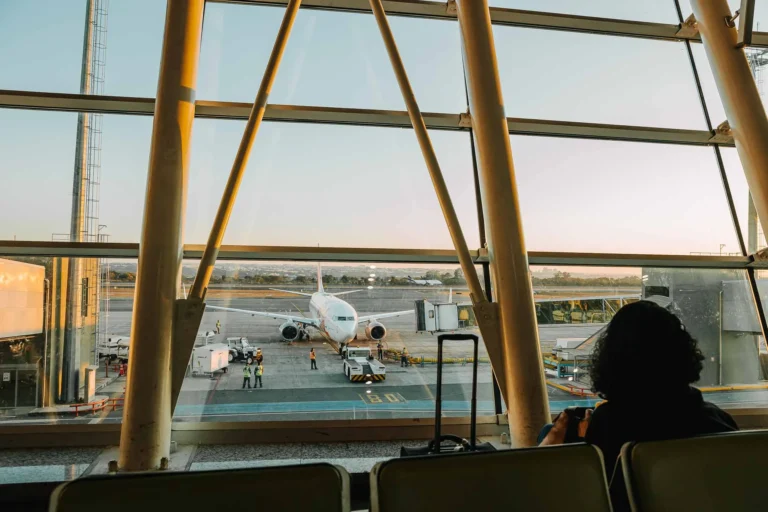 Aeroporto de Brasília visto de cima com aviões e terminal