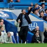 Liam Rosenior, técnico do Chelsea, frustrado em campo após derrota