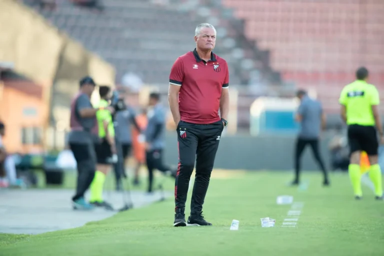Técnico Mazola Júnior do Ituano em campo durante uma partida de futebol, focado na estratégia do jogo.