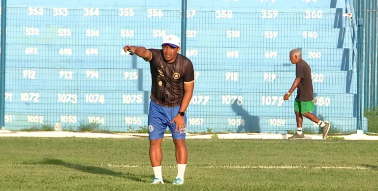 Técnico Zé Augusto do Parnahyba durante treinamento para a Série D