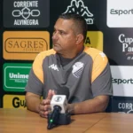 Técnico Raphael Pereira em campo, com uniforme de time, em um estádio de futebol.