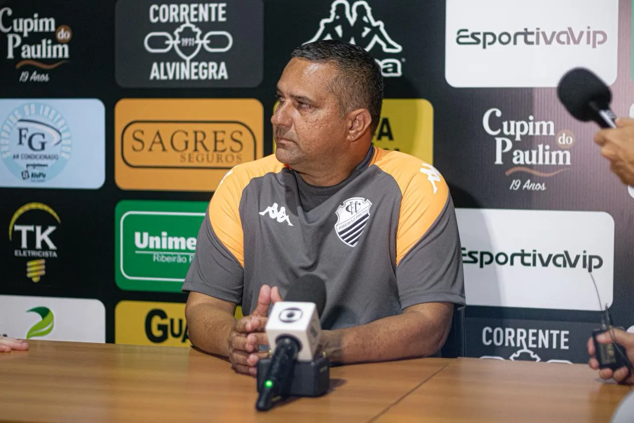 Técnico Raphael Pereira em campo, com uniforme de time, em um estádio de futebol.