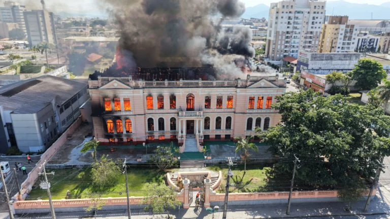 Prédio histórico de Paranaguá em chamas, telhado de madeira destruído, bombeiros trabalhando