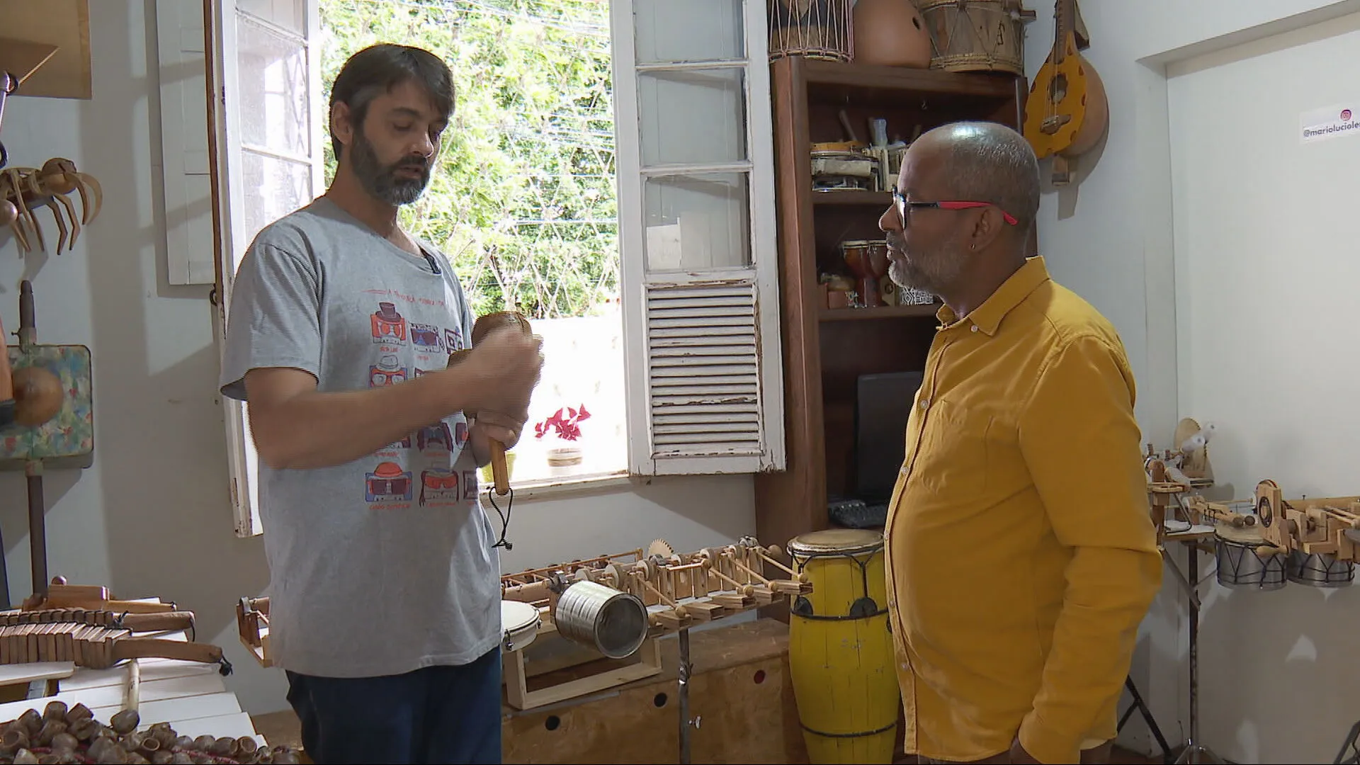 Mãos segurando lâmpada, registrar invenção, patente INPI, proteção de ideia