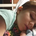 Criança tomando vitamina D, perigo de superdosagem