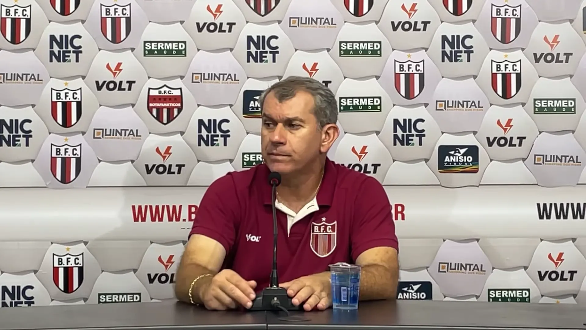 Técnico Cláudio Tencati em campo após a derrota do Botafogo-SP