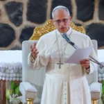 Donald Trump com expressão séria e Papa Leão XIV em discurso, representando o conflito de ideias.