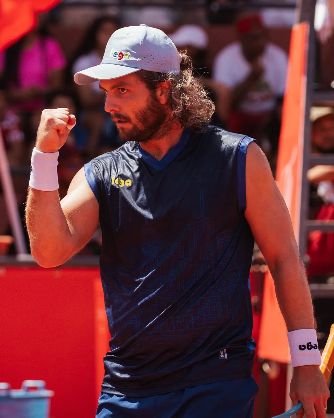 Foto de Marco Trungelliti jogando tênis em quadra de saibro