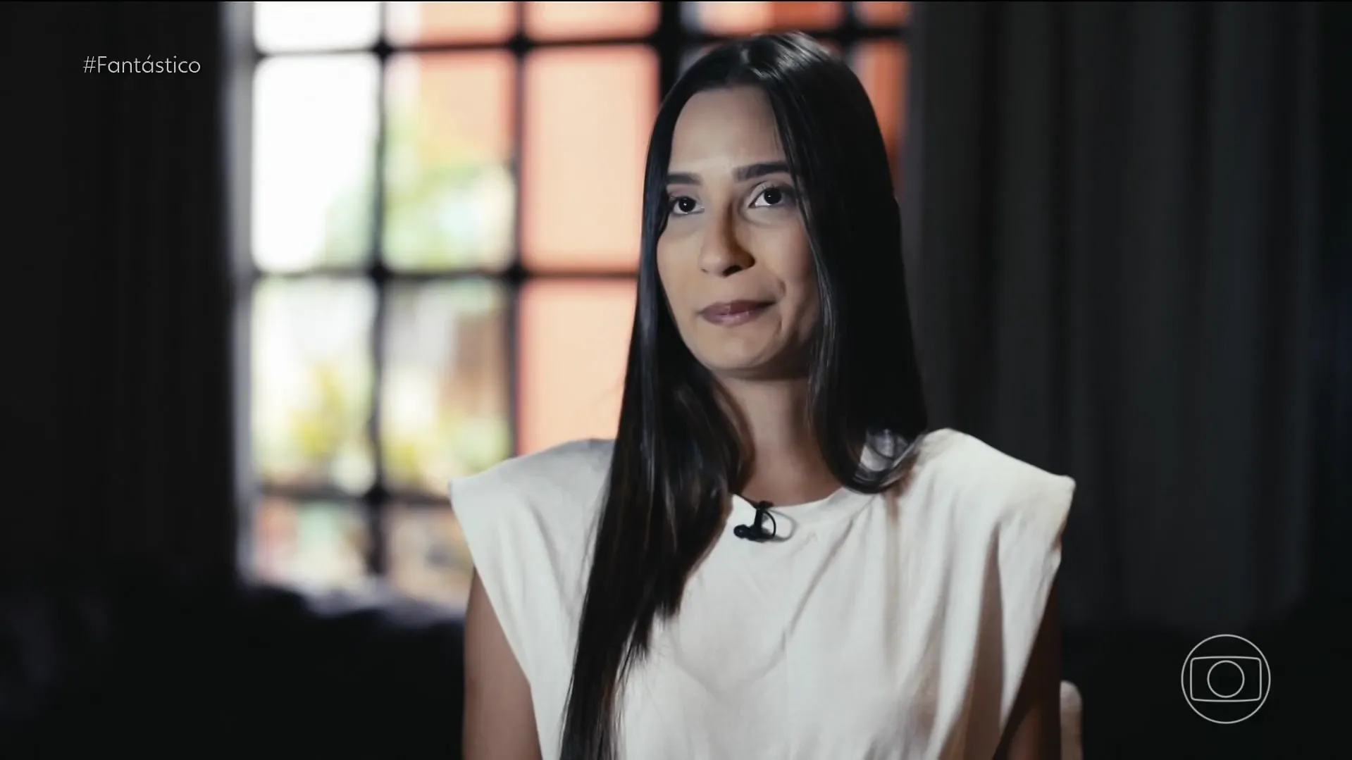 Mulher jovem pensativa, símbolo de abandono afetivo e resiliência