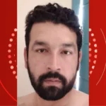 Agentes policiais apreendem celulares ilegais em operação contra corrupção em prisão no Paraná.