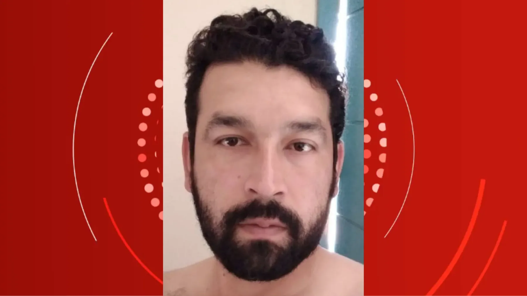 Agentes policiais apreendem celulares ilegais em operação contra corrupção em prisão no Paraná.