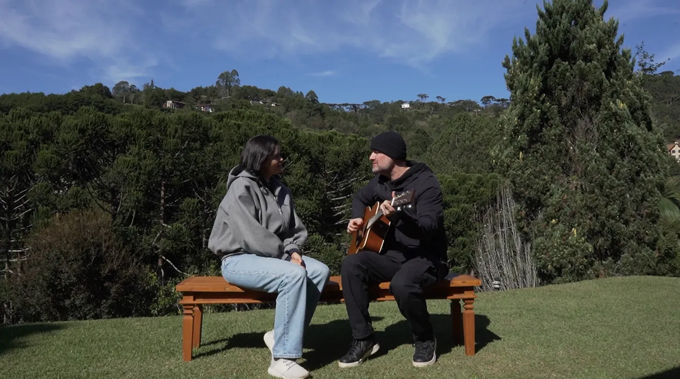Músico Edu Tedeschi com aves e barco em rio selvagem