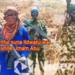 Membros do grupo Boko Haram armados em cenário da Nigéria, ameaçando reféns por resgate de R$ 18,5 milhões.