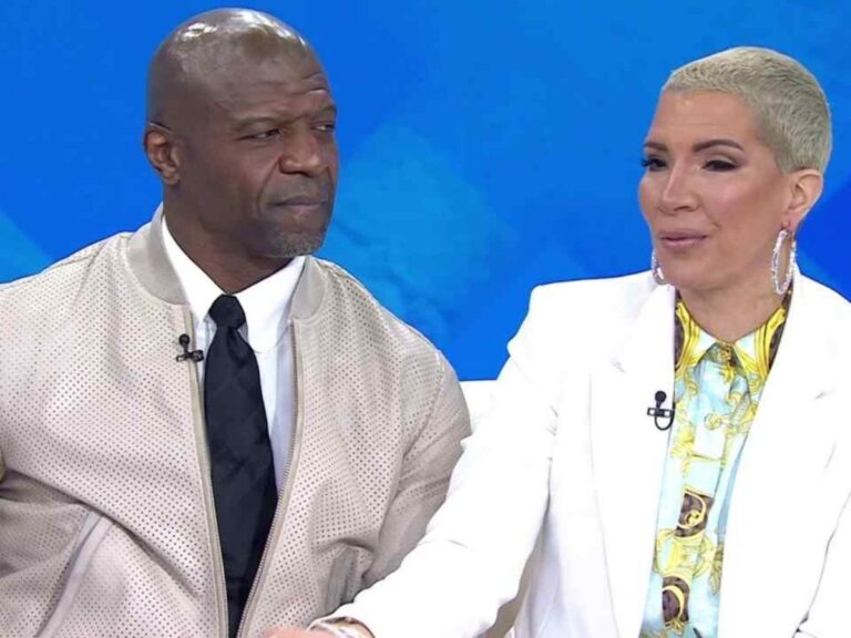 Casal Terry Crews e Rebecca Crews sorrindo e se abraçando, com Rebecca mostrando sinais de recuperação e bem-estar